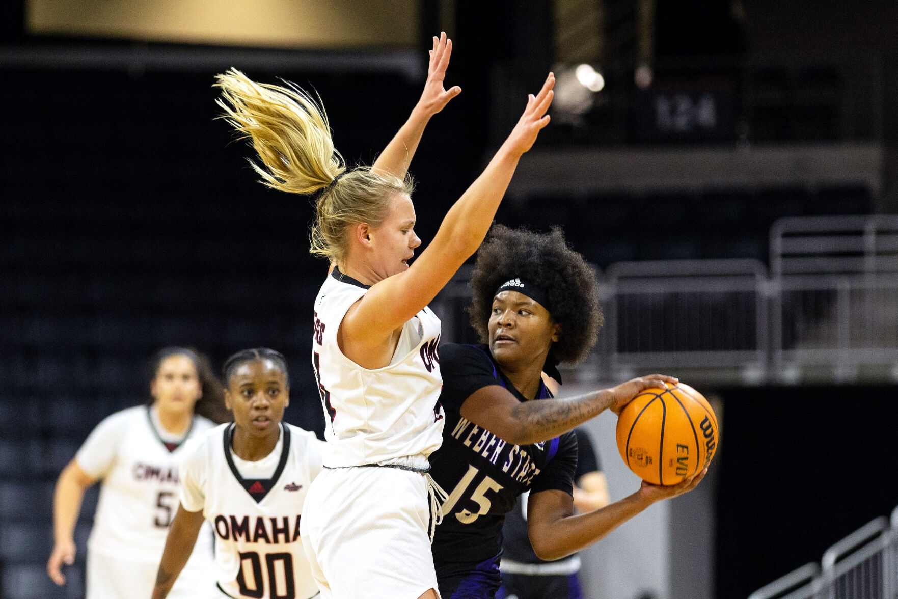 111722-owh-spo-unobasketball-em19.jpg